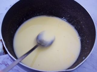 3、熔岩乳酪吐司,放到炉上,小火加热至白糖、芝士片完全融化