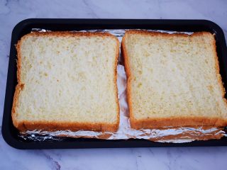 8、熔岩乳酪吐司,土司片放入烤盘备用