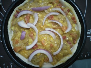 11、咖喱披萨,放入咖喱馅，长条的洋葱放在面上。