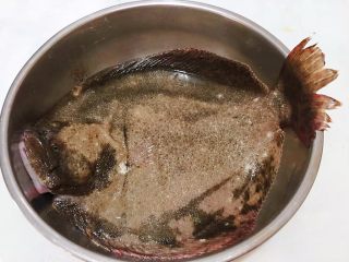 1、清蒸多宝鱼,买到一条鲜活的多宝鱼摘除鱼鳃和内脏清洗干净沥干水份备用