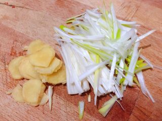 2、清蒸多宝鱼,葱切丝和姜切片好备用