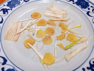 5、清蒸多宝鱼,盘中重新摆入葱和姜备用