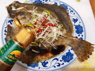 8、清蒸多宝鱼,均匀的淋上蒸鱼豉油