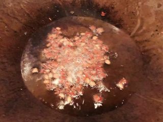 9、清蒸多宝鱼,锅中倒入适量油加热放入花椒炸香切记不要炸糊炸好后取出花椒