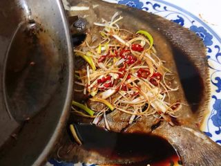 10、清蒸多宝鱼,重新切葱花和红辣椒放在多宝鱼身上再浇上热气腾腾的花椒油瞬间满厨房爆香