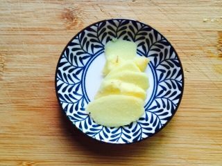 3、#猪肋排#筒骨胡萝卜粥,姜洗干净去皮切片