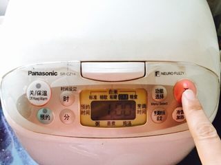 18、#猪肋排#筒骨胡萝卜粥,盖上锅盖摁煮粥功能键约60分钟