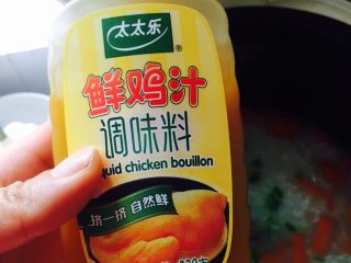 22、#猪肋排#筒骨胡萝卜粥,挤入2、3滴鲜鸡汁并搅拌均匀