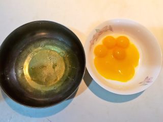 2、酸奶蛋糕,把蛋清与蛋白分离