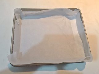 23、酸奶蛋糕,在烤盘里铺上油纸