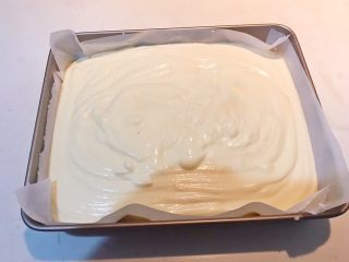 25、酸奶蛋糕,把烤盘端起来，振2次，振出气泡