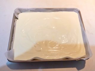 26、酸奶蛋糕,把面糊表面用刮刀弄平整