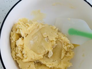 11、榛子????桃酥,用刮刀翻版均匀。