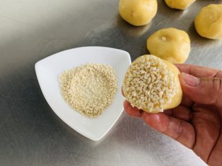 14、榛子????桃酥,取一个面具粘上芝麻。