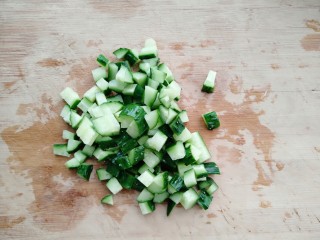 2、黄瓜青菜蛋炒饭,黄瓜洗净切粒