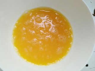 4、黄瓜青菜蛋炒饭,鸡蛋加少许盐打散