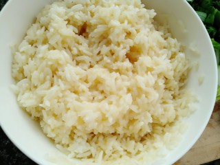 6、黄瓜青菜蛋炒饭,把蛋液倒进去搅拌均匀