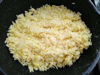 9、黄瓜青菜蛋炒饭,静置十秒钟晃动锅翻炒均匀