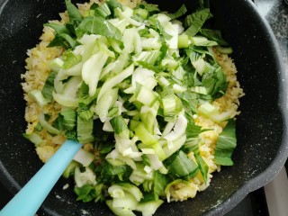 10、黄瓜青菜蛋炒饭,炒三分钟后放入青菜