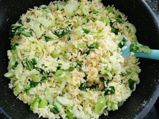 11、黄瓜青菜蛋炒饭,翻炒均匀