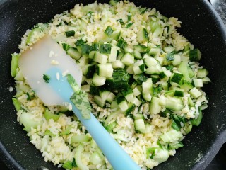 12、黄瓜青菜蛋炒饭,把黄瓜也放进去煸炒