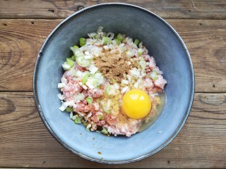 3、重庆红油抄手,在肉馅中加入葱姜末,适量的盐,鸡精,十三香粉,味极鲜酱油,香油和一个鸡蛋。