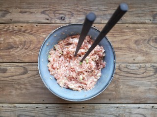 4、重庆红油抄手,用筷子顺一个方向搅上劲儿(筷子能立在肉馅中不倒)