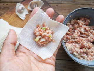 5、重庆红油抄手,取一张抄手皮,中间加入拌好的肉馅。
