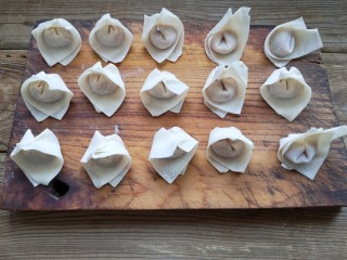 9、重庆红油抄手,将抄手全部包好后烧水,准备煮制抄手。