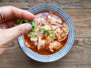 14、重庆红油抄手,根据个人口味撒一丢丢香菜末提味。
