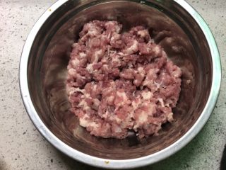 2、红萝卜玉米肉饺子,把花腩切片再肉剁烂