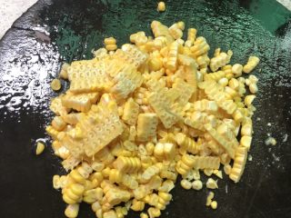 5、红萝卜玉米肉饺子,把玉米洗干净切成玉米粒(有人会用手一颗颗掰,我嫌太慢了,用刀从上往下切,比较快)