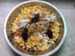 6、红萝卜玉米肉饺子,然后把所有备好的材料放入一个盘里,加入适量的葱花、油、盐、酱油、蚝油、玉米定粉、白胡椒粉、芝麻油