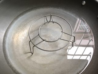 10、红萝卜玉米肉饺子,锅里加入大量的水,放入蒸架