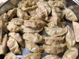 14、红萝卜玉米肉饺子,出锅后一定要趁热把饺子一个一个掰开,不然等饺子凉了再掰开就会粘在一起,会把饺子皮掰破皮的哦