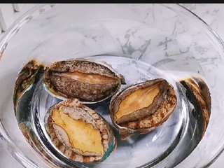 1、鲍鱼海鲜粥,这个鲍鱼是我今天去市场买的新鲜的鲍鱼将买来的鲍鱼泡在水里以免死了