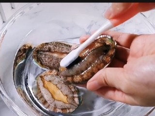 2、鲍鱼海鲜粥,将买来的鲍鱼用牙刷清洗干净，去除内脏