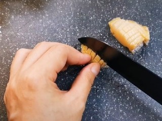 3、鲍鱼海鲜粥,将清洗干净的鲍鱼改刀，对了，如果是小朋友吃的话一定要给它切成小块因为更容易熟小朋友吃起来也方便