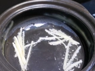 4、鲍鱼海鲜粥,切好鲍鱼以后就给我们的锅里倒上油在放入姜丝翻炒一会