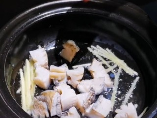 5、鲍鱼海鲜粥,再倒入鲍鱼翻炒一分钟去除腥味