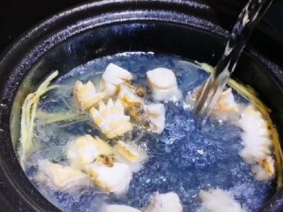 6、鲍鱼海鲜粥,翻炒一分钟以后的鲍鱼再加入适量的水