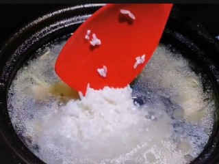 7、鲍鱼海鲜粥,将泡好的大米倒入锅中煮一会，注意给小朋友吃的大米要提前泡好哦