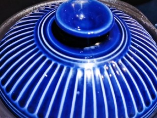 8、鲍鱼海鲜粥,加入大米后就给它盖上盖子中火煮八至十分钟，因为泡好的大米更容易熟