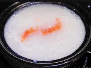 9、鲍鱼海鲜粥,将粥煮到粘稠的时候我们放入胡萝卜泥。小朋友吃的胡萝卜一定要切成泥哦