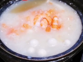 11、鲍鱼海鲜粥,再放几个虾，虾也可以捣碎放入锅中