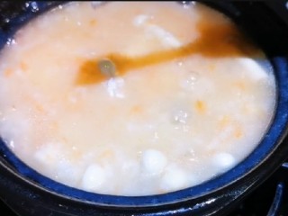 12、鲍鱼海鲜粥,再放一勺盐和少许的胡椒粉调料翻煮一会