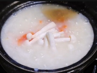10、鲍鱼海鲜粥,在放些新鲜的海鲜菇