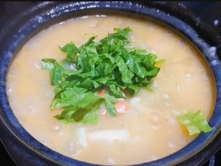 13、鲍鱼海鲜粥,将快煮好的粥里放一些有维生素的蔬菜。这个蔬菜自家种的营养又健康没有一丝丝的药水纯天然的