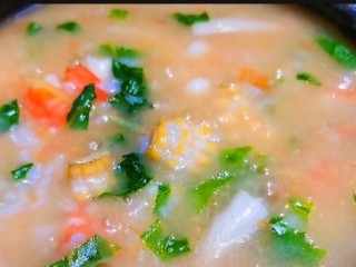 14、鲍鱼海鲜粥,放好所有的配料之后再给它慢炖几分钟就可以收锅啦