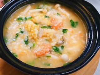 15、鲍鱼海鲜粥,这样我们营养又美味的海鲜粥就做好啦，小朋友可爱吃了呢